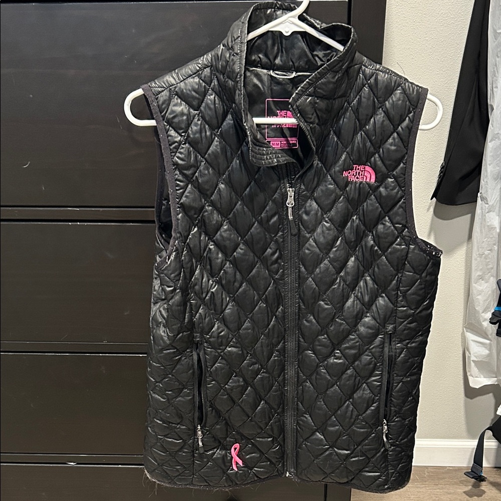 The North Face women’s Black Quilted breast cancer Vest size medium